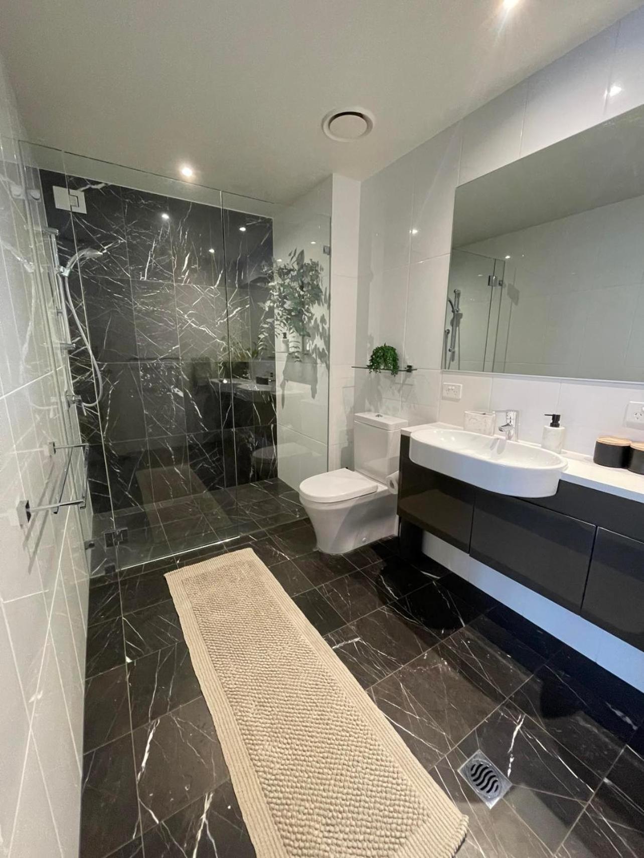 Apartment Lakeview Luxe - Ev Charger, Pool, Gym, Location + *